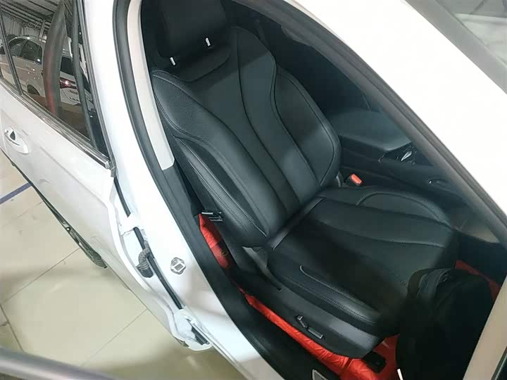 Фото 25 - Geely Monjaro