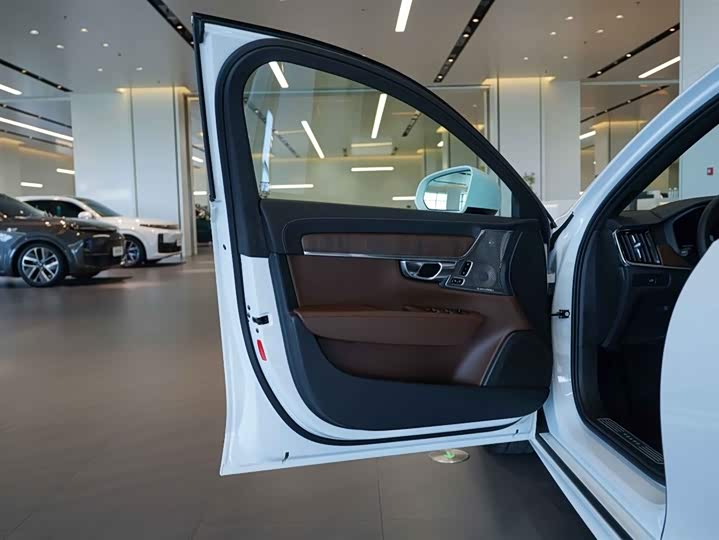 Фото 15 - Volvo S90