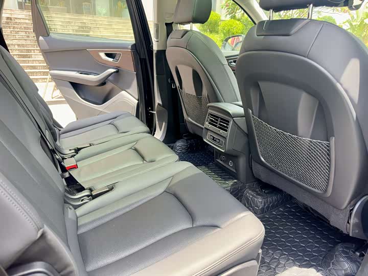 Фото 13 - Audi Q7