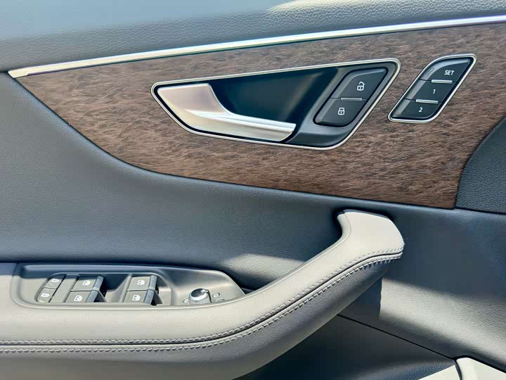 Фото 16 - Audi Q7