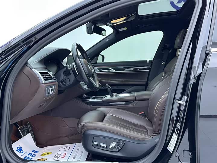 Фото 10 - BMW 7 Series