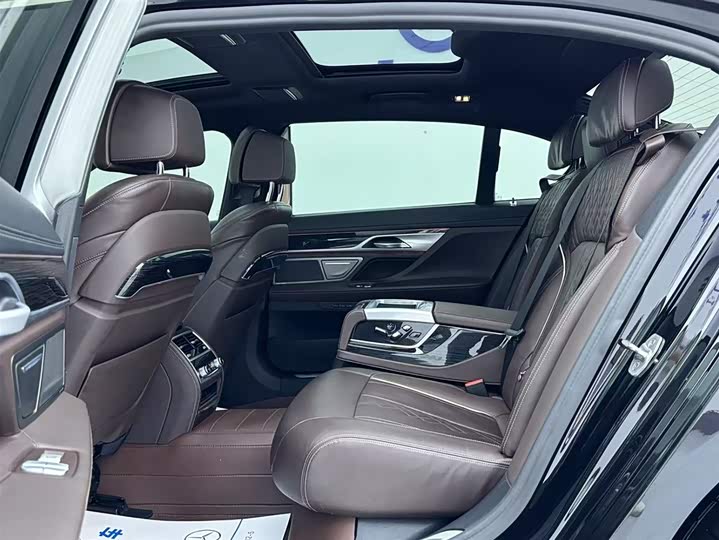 Фото 11 - BMW 7 Series