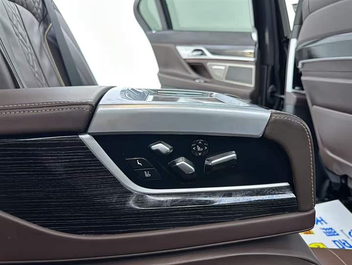 Фото 25 - BMW 7 Series