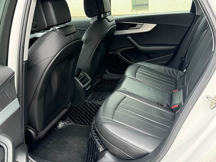 Фото 12 - Audi A4L