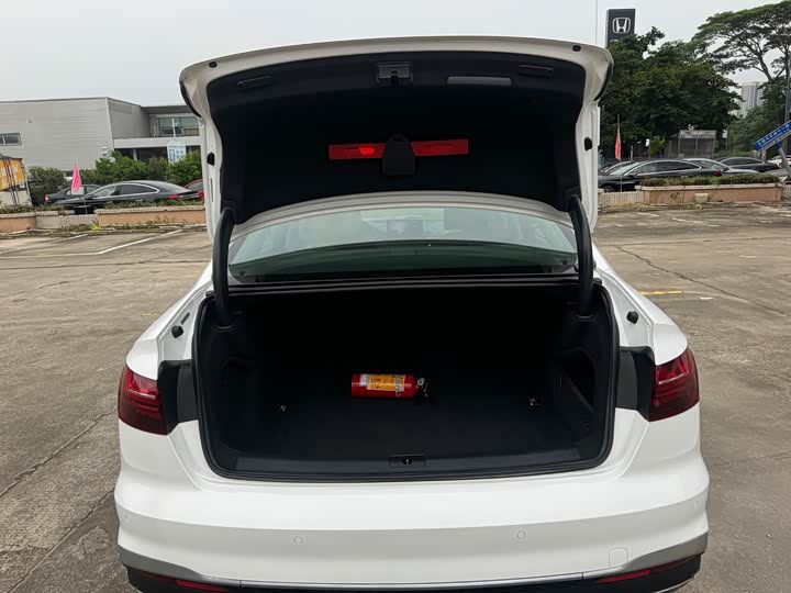 Фото 16 - Audi A4L