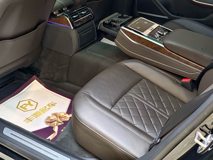 Фото 10 - Audi A8