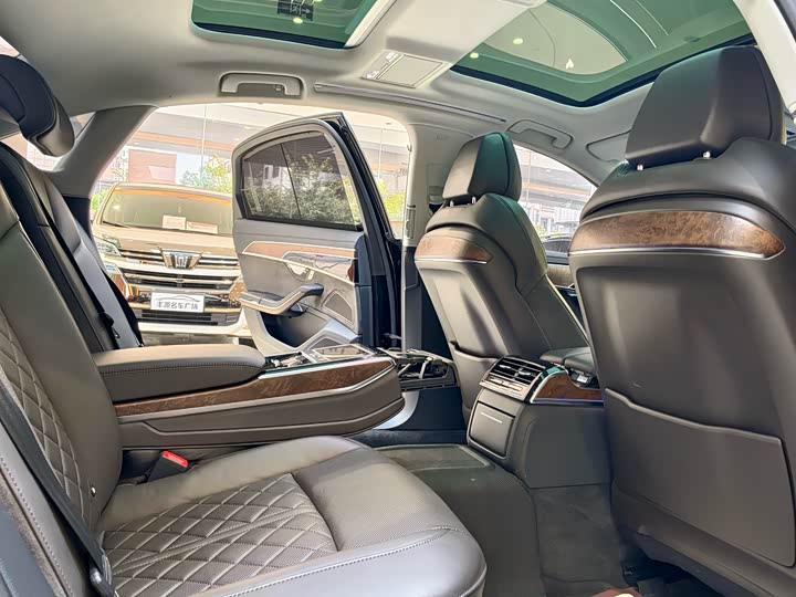 Фото 13 - Audi A8