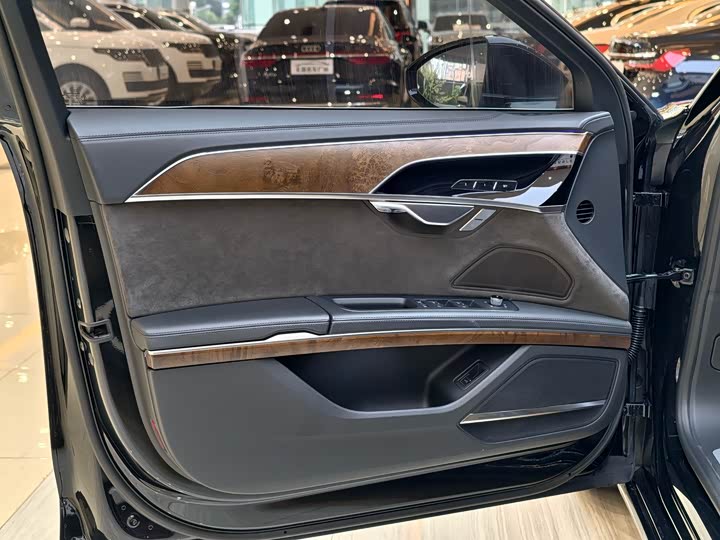 Фото 4 - Audi A8