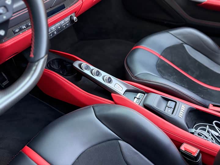 Фото 11 - Ferrari F8