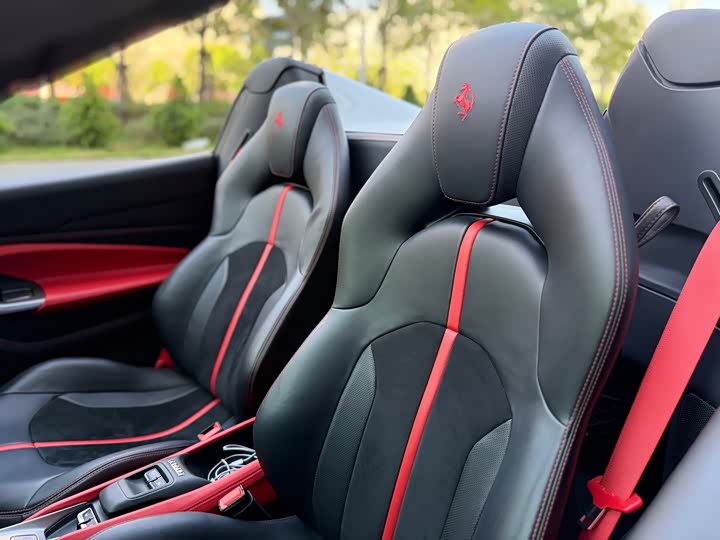 Фото 9 - Ferrari F8