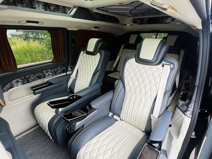 Фото 10 - Mercedes-Benz V-Class