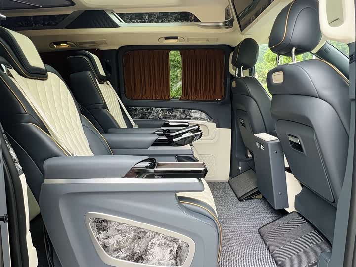 Фото 15 - Mercedes-Benz V-Class