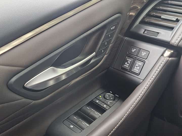 Фото 14 - Toyota Vellfire