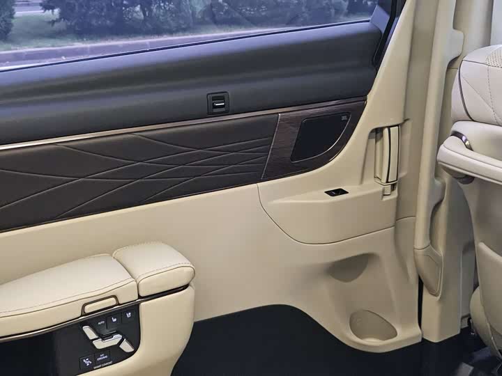 Фото 22 - Toyota Vellfire