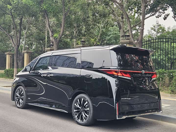 Фото 4 - Toyota Vellfire