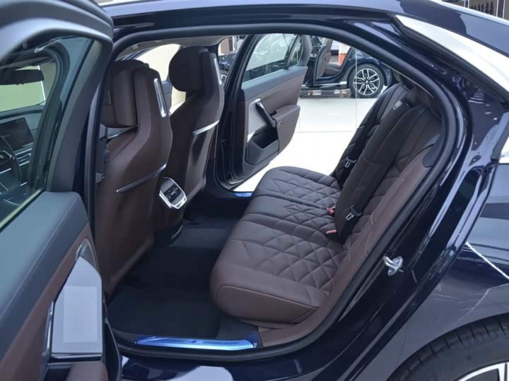 Фото 5 - BMW 7 Series