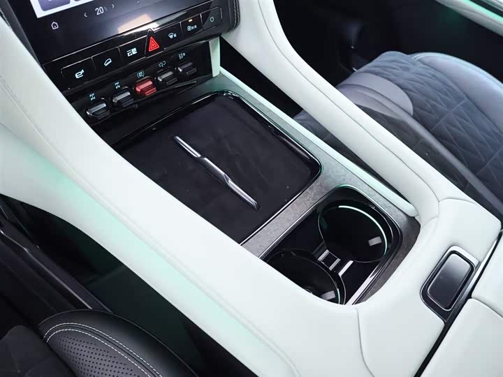 Фото 12 - BYD Yangwang U8