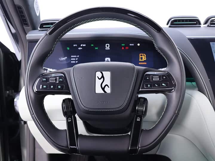 Фото 17 - BYD Yangwang U8