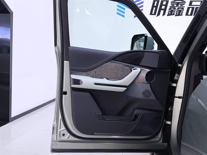 Фото 19 - BYD Yangwang U8