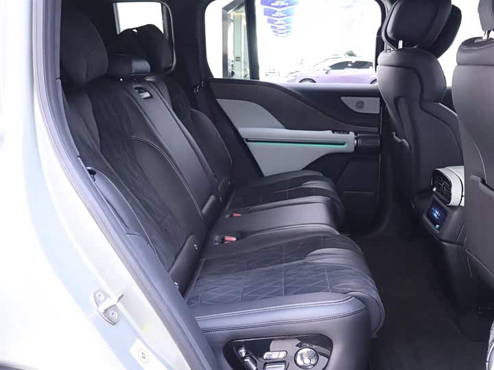 Фото 22 - BYD Yangwang U8