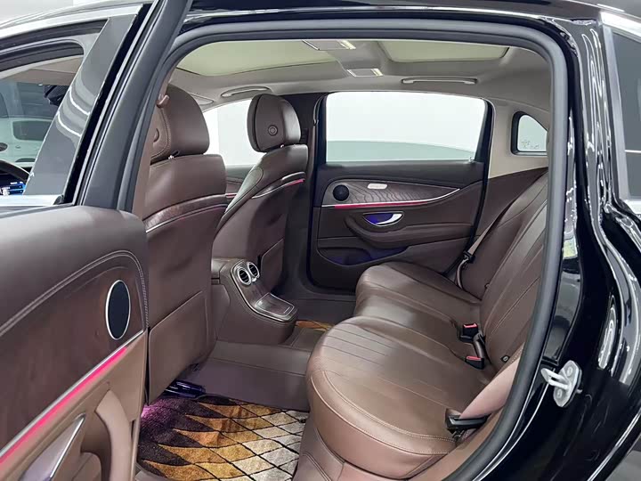 Фото 10 - Mercedes-Benz E-Class