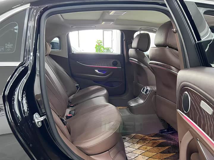 Фото 12 - Mercedes-Benz E-Class