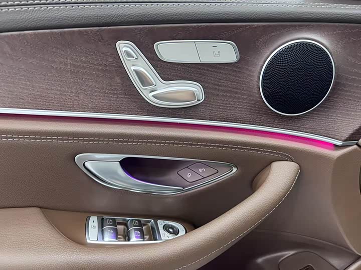 Фото 18 - Mercedes-Benz E-Class