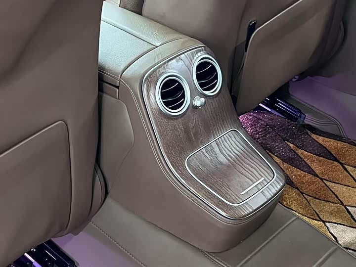 Фото 19 - Mercedes-Benz E-Class