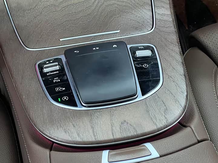 Фото 20 - Mercedes-Benz E-Class