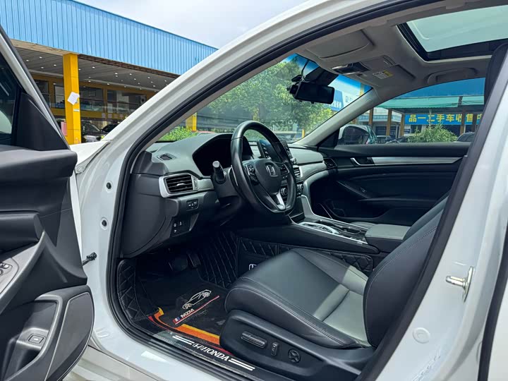 Фото 10 - Honda Accord