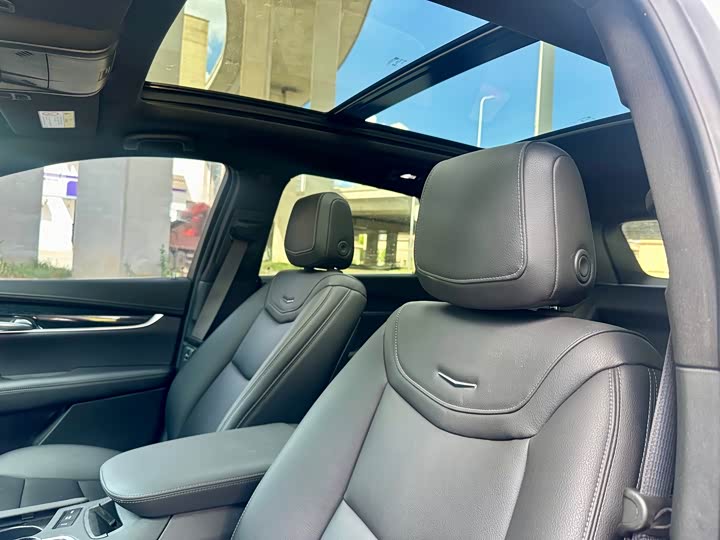 Фото 10 - Cadillac XT5