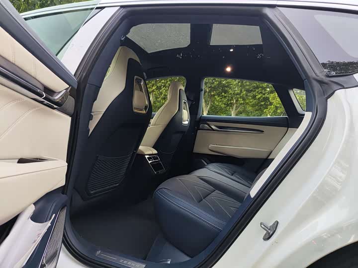 Фото 6 - Zeekr 001