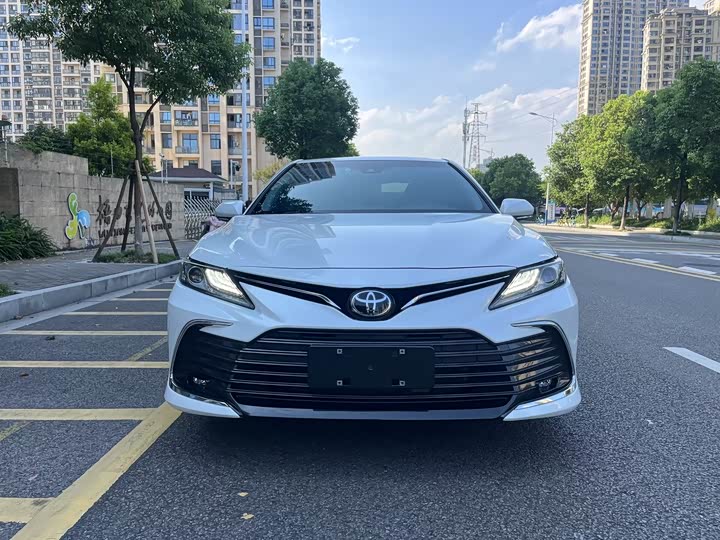 Фото 2 - Toyota Camry