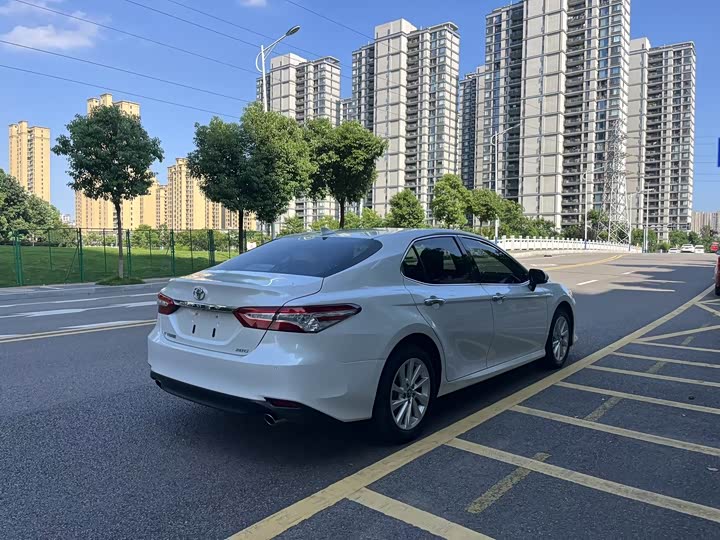 Фото 5 - Toyota Camry