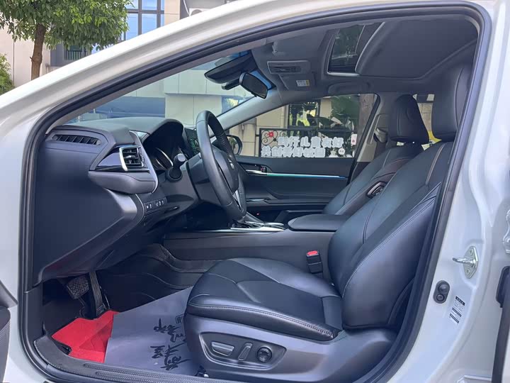 Фото 6 - Toyota Camry