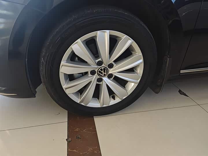 Фото 23 - Volkswagen Passat