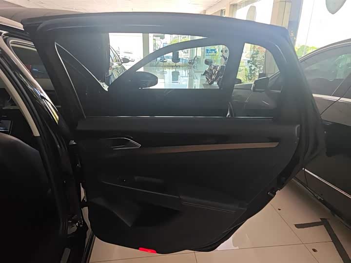 Фото 27 - Volkswagen Passat