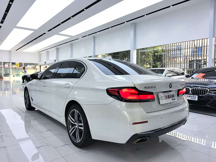 Фото 16 - BMW 5 Series