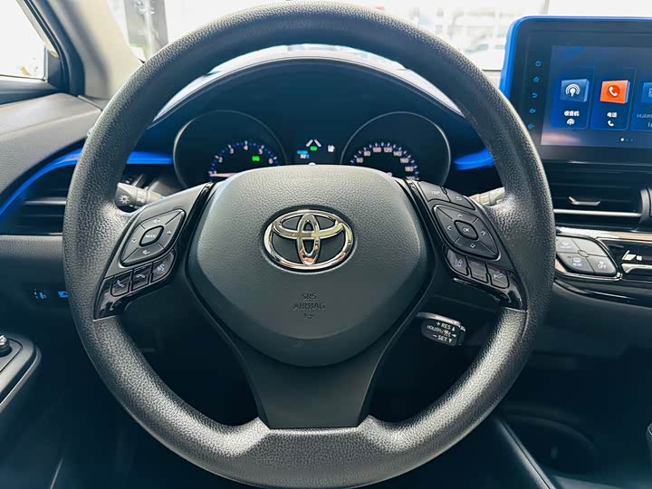 Фото 10 - Toyota C-HR