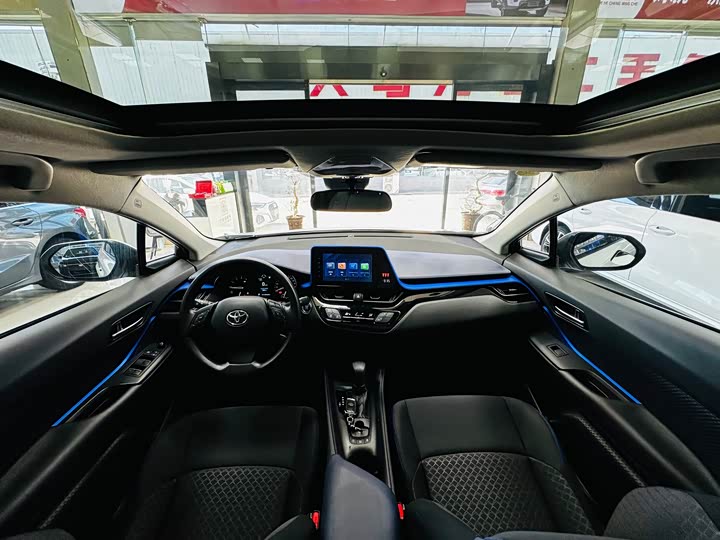 Фото 11 - Toyota C-HR