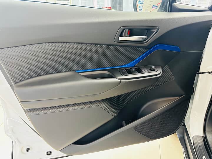 Фото 12 - Toyota C-HR