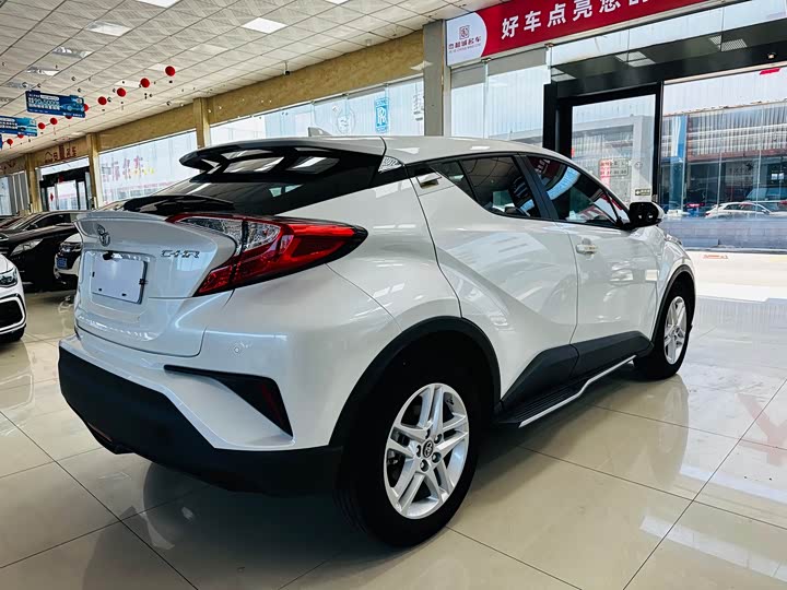 Фото 16 - Toyota C-HR