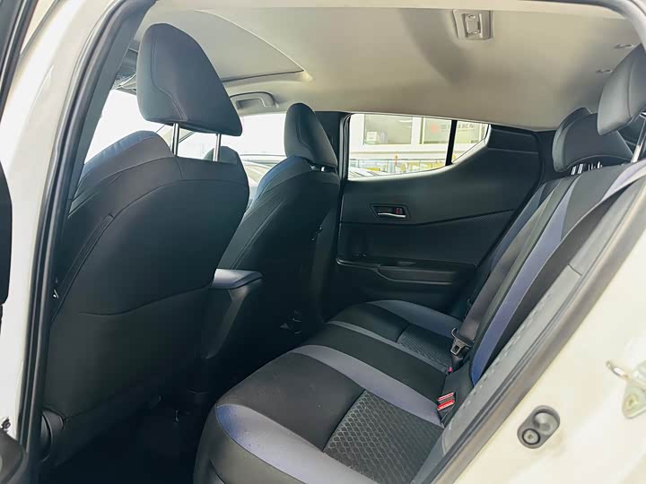 Фото 5 - Toyota C-HR