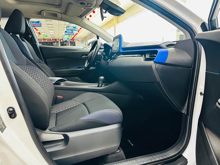 Фото 6 - Toyota C-HR