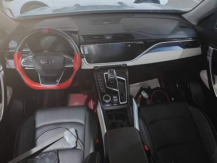 Фото 10 - Geely Atlas