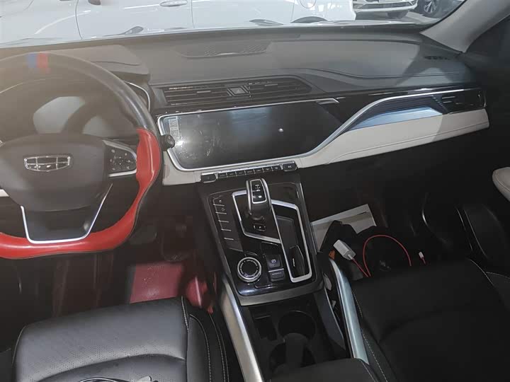 Фото 13 - Geely Atlas