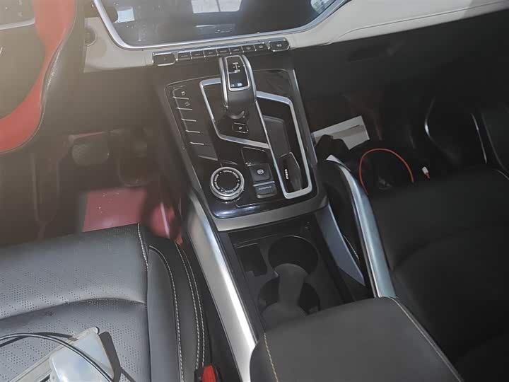 Фото 14 - Geely Atlas