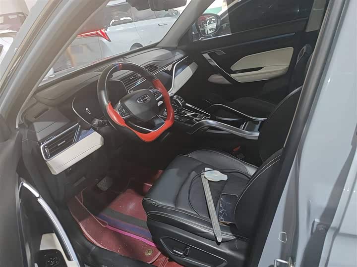 Фото 15 - Geely Atlas