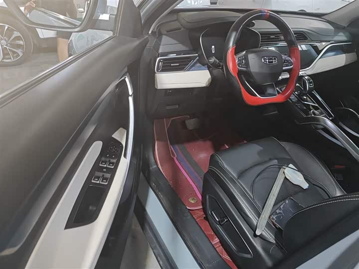 Фото 16 - Geely Atlas