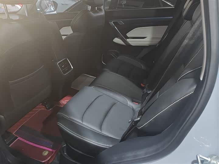 Фото 17 - Geely Atlas